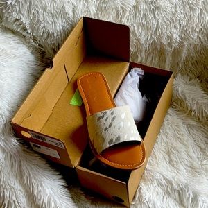 Beach by Matisse “Cabana” leather cow hide slide